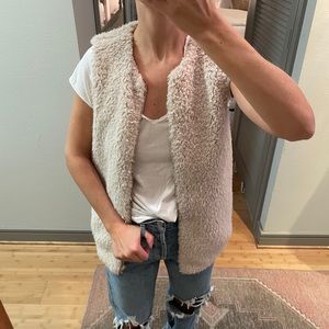 Aritzia women’s Wilfred faux fur vest xxs